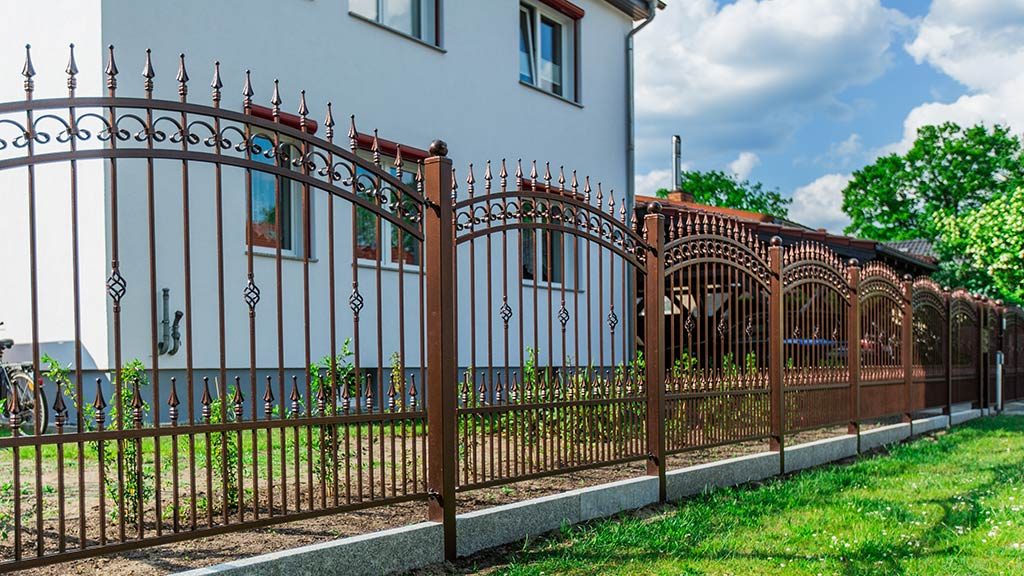 Schmiedezaun aus Polen Warum lohnt es sich? Schmiedezaun24.de