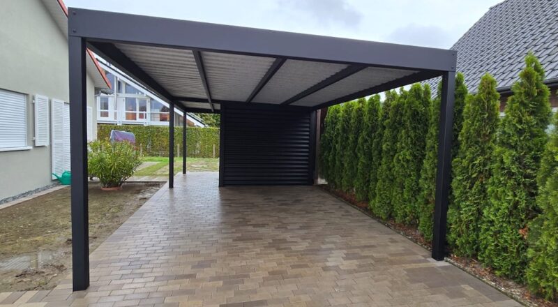 Schmiedeeisen-Zaun als Seitenwand für Carport nutzen